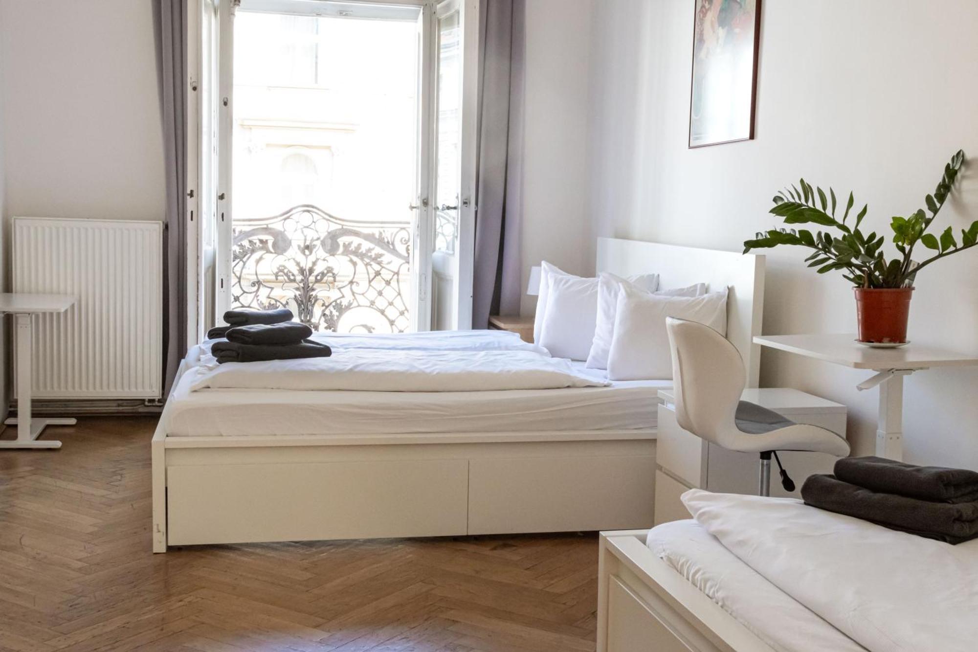 Apartments In Mala Strana - 10 Minutes From Charles Bridge Prag Exteriör bild