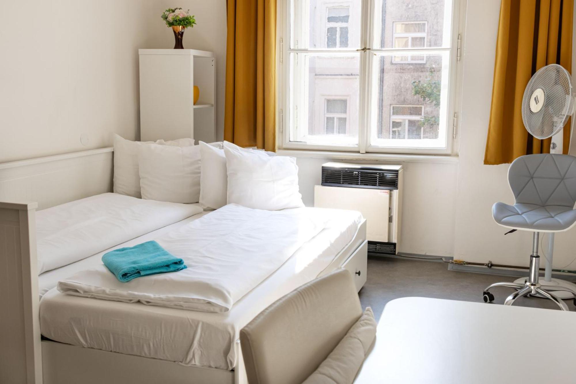 Apartments In Mala Strana - 10 Minutes From Charles Bridge Prag Exteriör bild