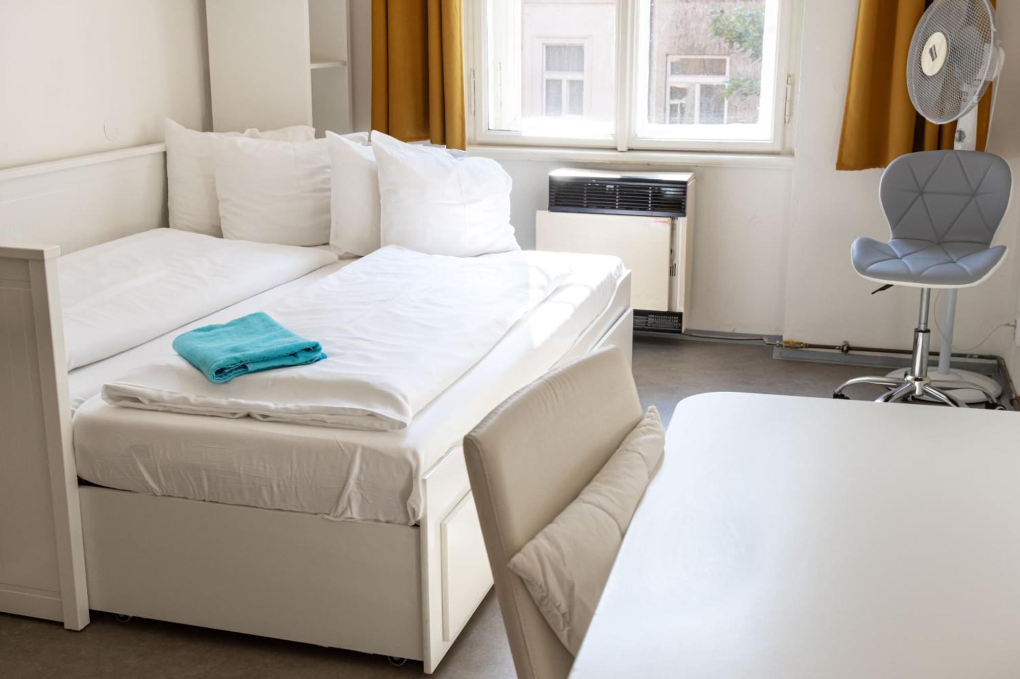 Apartments In Mala Strana - 10 Minutes From Charles Bridge Prag Exteriör bild