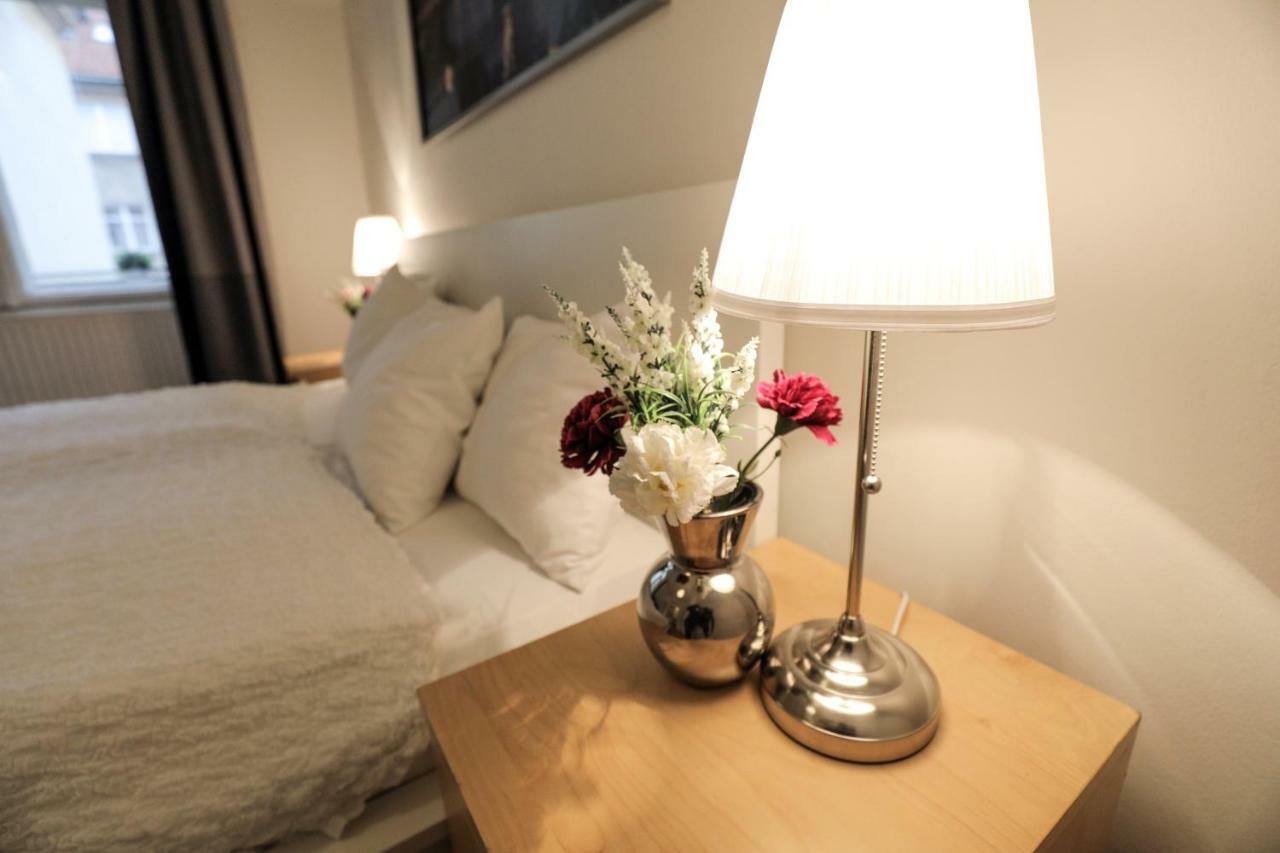 Apartments In Mala Strana - 10 Minutes From Charles Bridge Prag Exteriör bild