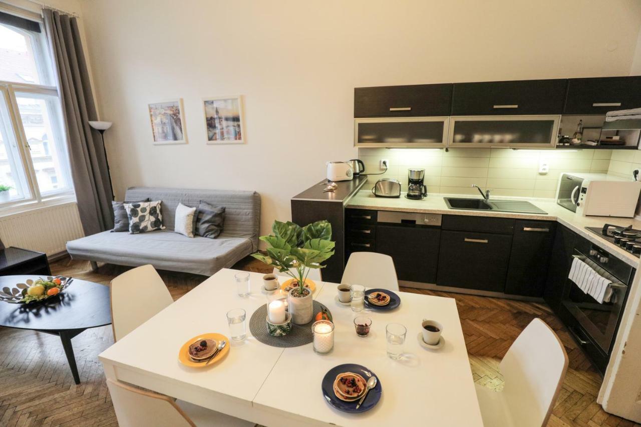 Apartments In Mala Strana - 10 Minutes From Charles Bridge Prag Exteriör bild